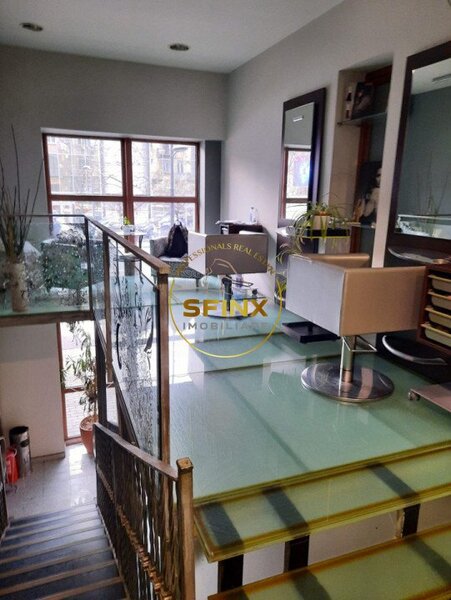 Piata Romana, spatiu comercial parter inalt cu intrare separata,